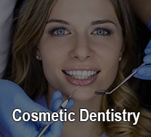 Mujer joven preparándose para trabajar en la consulta del dentista de Oxnard