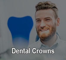 Joven reflexionando sobre el trabajo realizado en la consulta del dentista de Oxnard