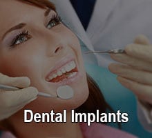 Mujer joven sonriendo en la consulta del dentista de Oxnard