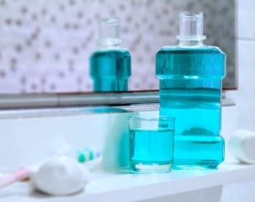 Enjuague bucal fluorado.
