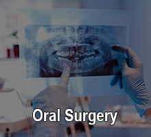 Dentista de Oxnard examinando radiografías