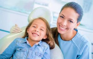 Odontopediatra con paciente infantil