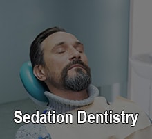 Hombre durmiendo en una silla en la consulta del dentista de Oxnard