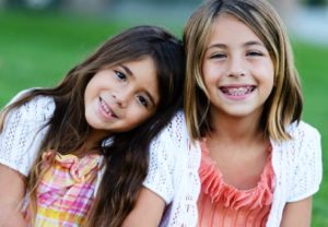 Encuentra tratamientos asequibles de ortodoncia e invisalign en el dentista de Oxnard Carson & Carson, DDS.