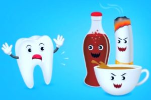 Evita los alimentos y bebidas azucarados, el café y el tabaco para tener más posibilidades de esquivar las caries. Hazte empastar las caries en el dentista de Oxnard Carson & Carson, DDS.