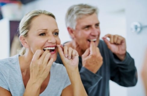 El hilo dental es esencial para la salud bucodental de las personas de todas las edades.
